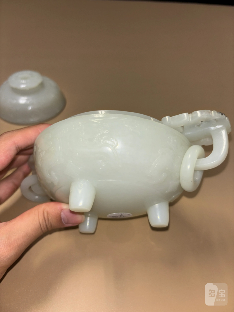清 白玉饕餮夔龙纹双兽耳连环三足炉 - 图10
